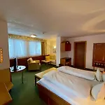 Hotel Garni Zerzer Serfaus